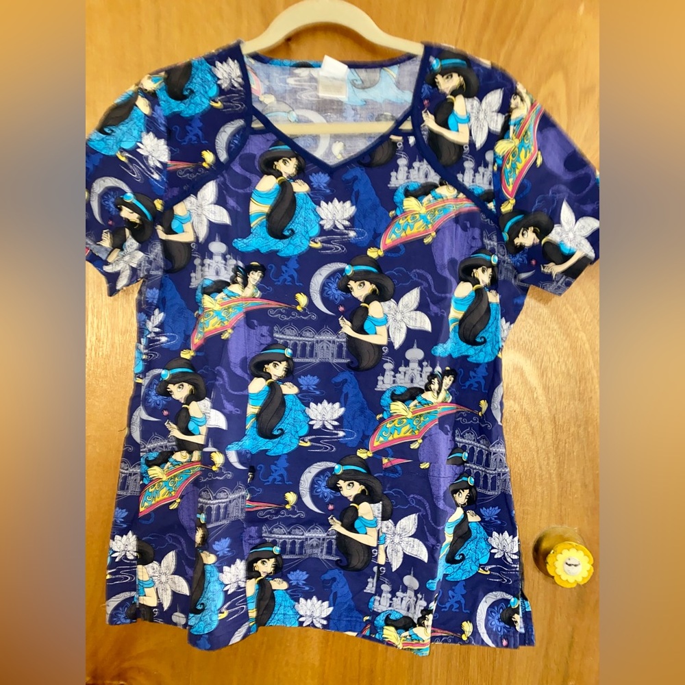 Disney Size Medium Aladdin/Jasmine Scrub Top - Great condition
